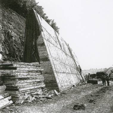 Bau der Betonstützmauern