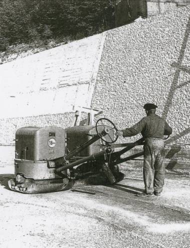 Arbeiten an den Betonstützmauern