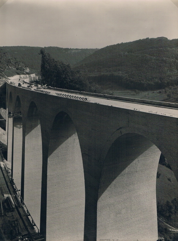 Belagsarbeiten auf der Brücke